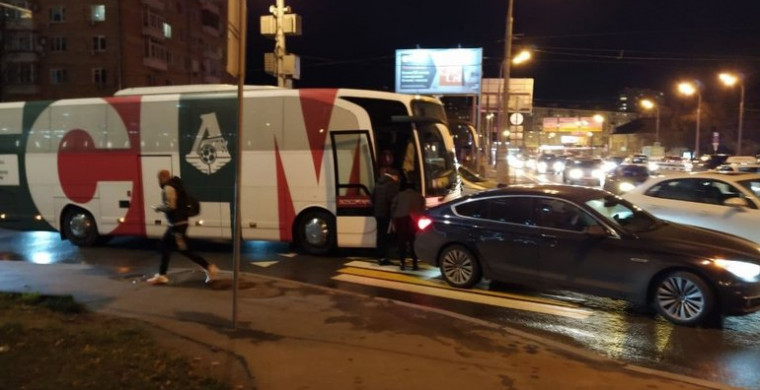 Автобус «Локомотива», на котором игроки 