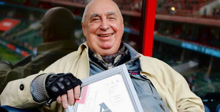 «Локомотив» вручил пожизненный абонемент