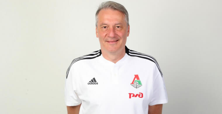 В тренерский штаб основной команды футбо