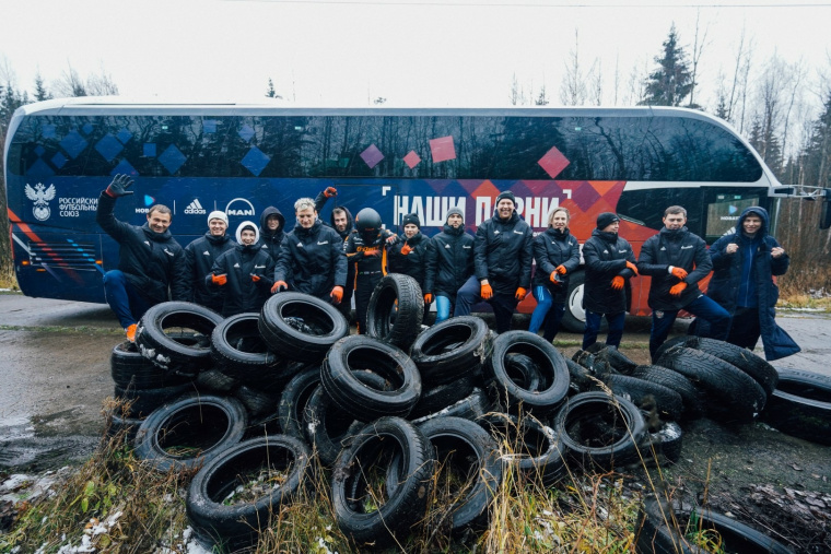 Сычев, Билялетдинов и Пименов собрали два грузовика покрышек на переработку. Из них сделают покрытие для 7 футбольных коробок