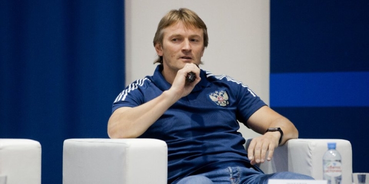 Старшим тренером молодежной сборной Росс