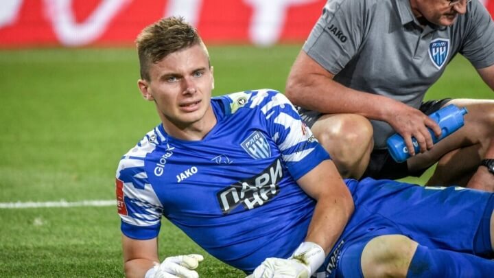 Голкипер «ПАРИ НН» Виталий Ботнарь в эфи