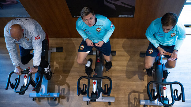 Иван Обляков крутит педали на сборе ЦСКА.